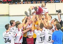 Agus Casado es manteado por sus compañeros después del último encuentro en el Palacio