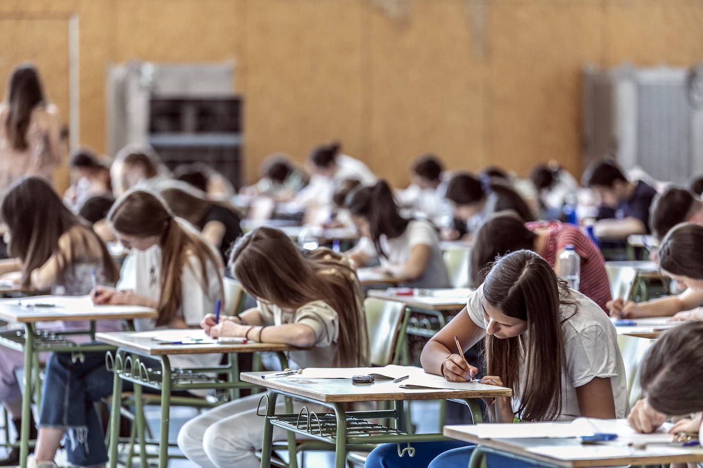 Decenas de estudiantes logroñeses realizan una de las pruebas de la EBAU en 2022.