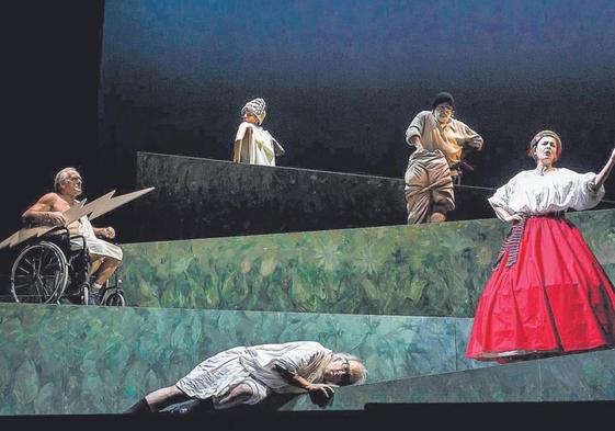 Escena de '¡Que salga Aristófanes!', montaje con el que Els Joglars regresa hoy al Teatro Bretón de Logroño.