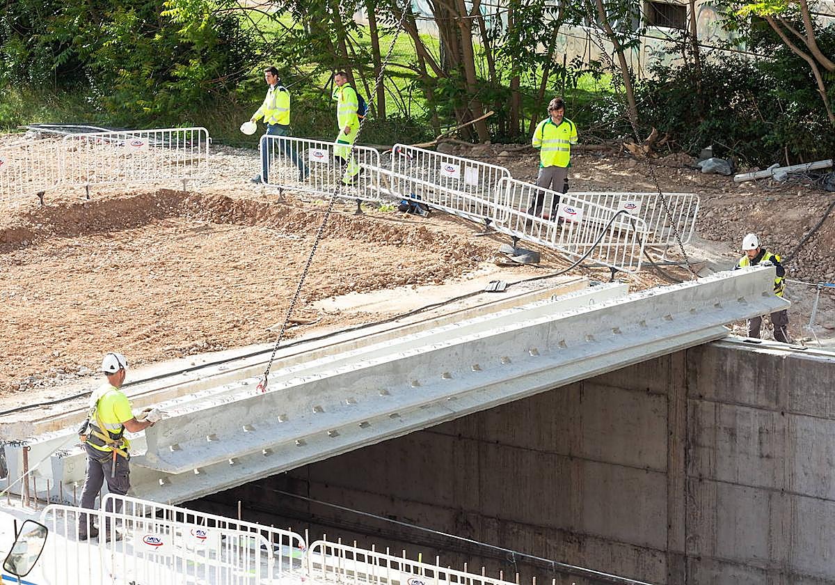 Colocacion de las vigas sobre la trinchera de las vias del tren en Vara de Rey.