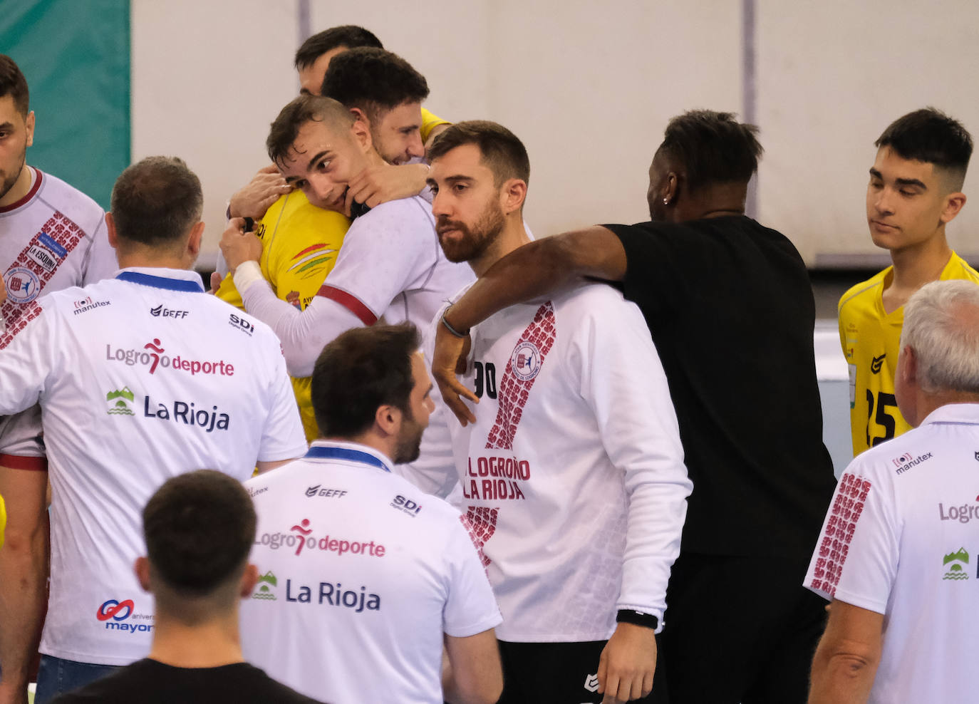 El Logroño despide la temporada con victoria y manteos