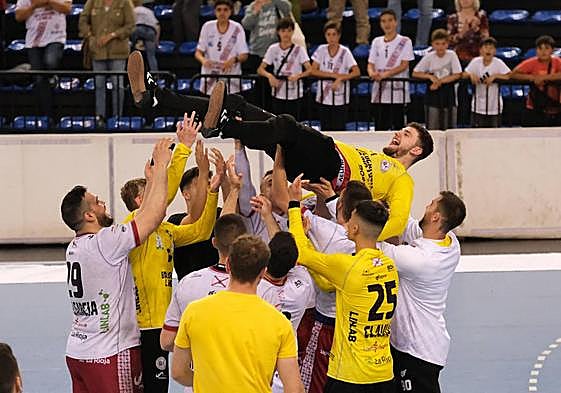 Jorge Pérez, uno de los manteados