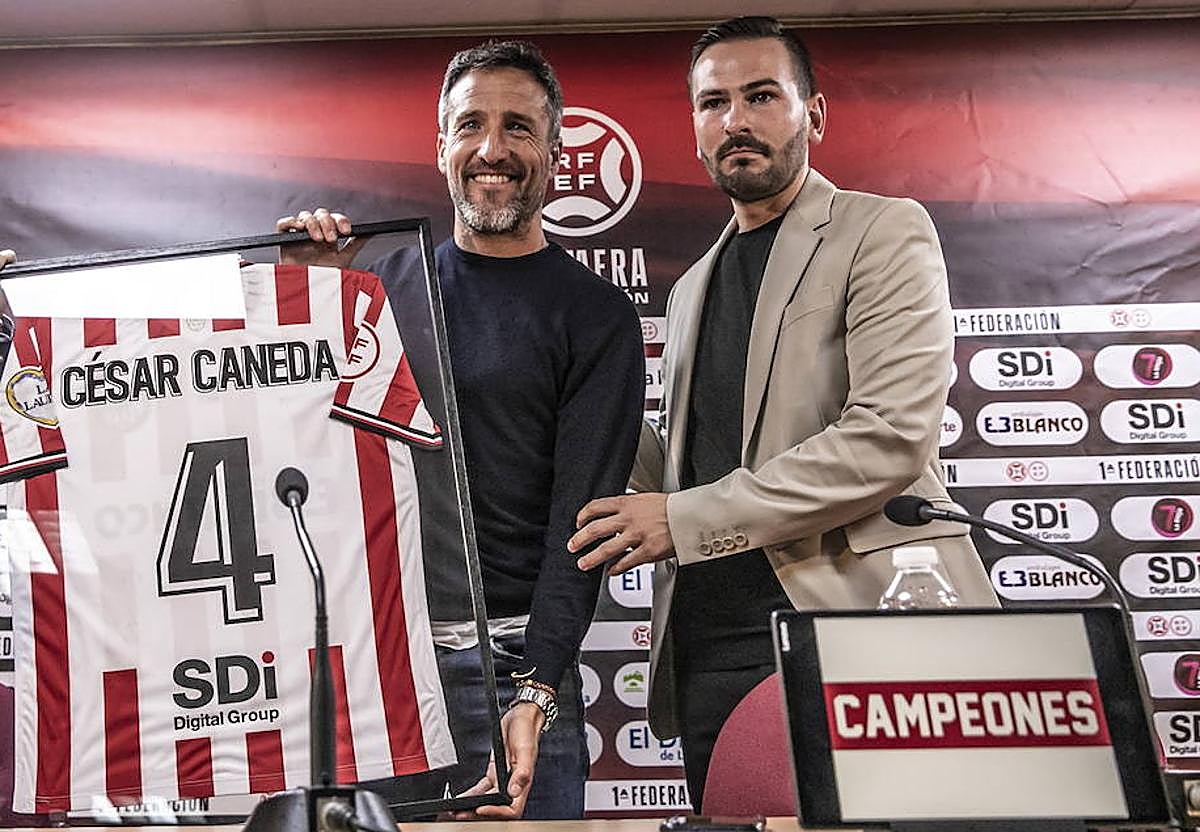 Miguel Chocarro, a la derecha, durante la despedida de César Caneda.