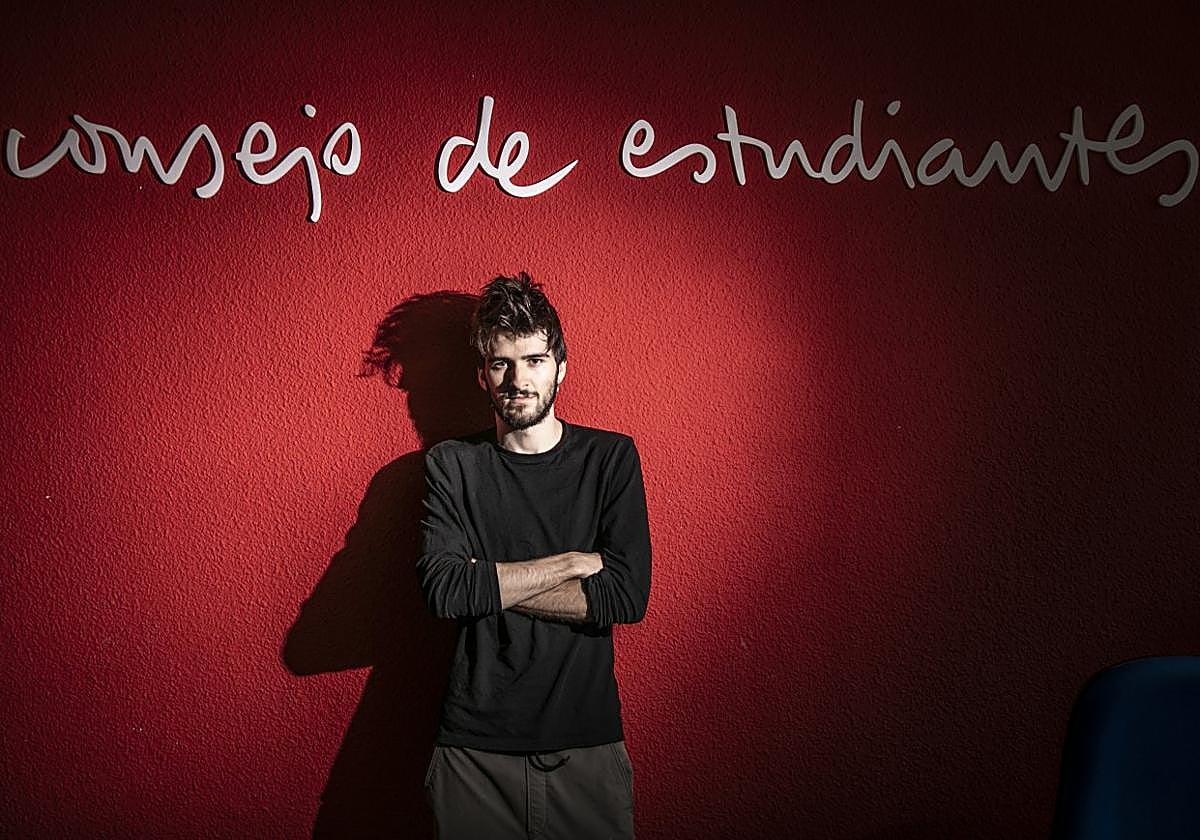 Ramón Sánchez Esteban posa en la sede del Consejo de Estudiantes de la UR.