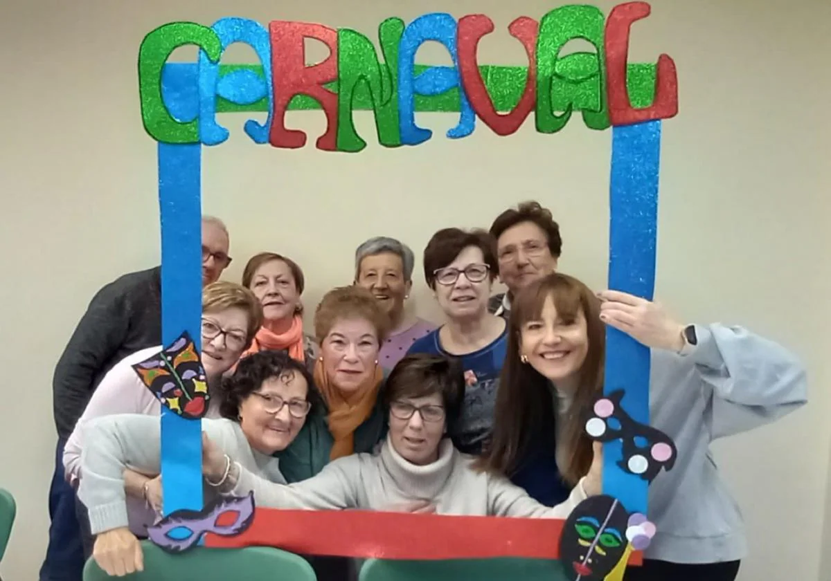 Las alumnas del taller de manualidades del CPA, con su monitora, Marian Urraca.