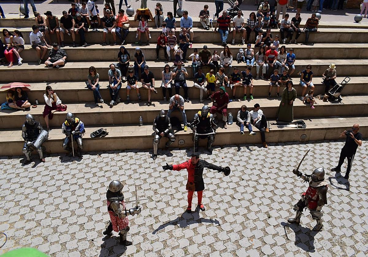 Simulación de combates entre caballeros medievales en el foso del castillo Aguas Mansas.