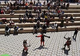 Simulación de combates entre caballeros medievales en el foso del castillo Aguas Mansas.