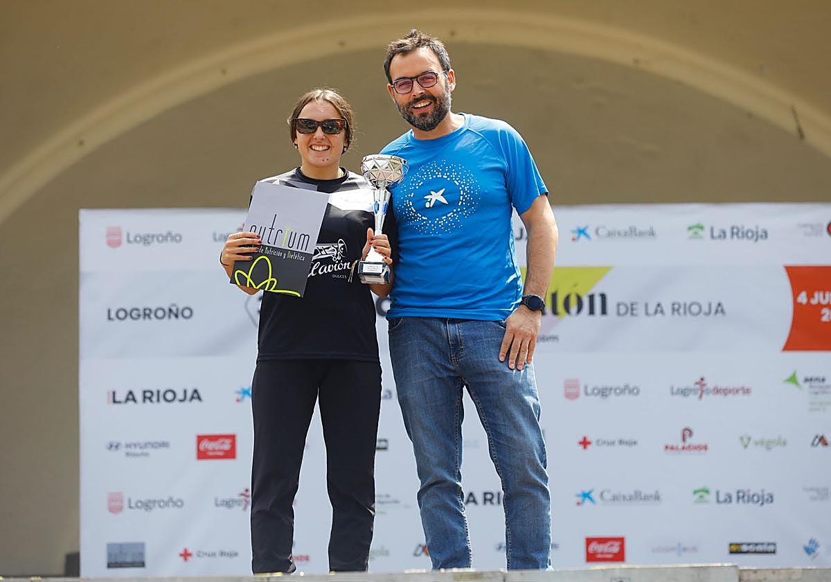 Andrea Morras, a la izquierda, recoge su premio.