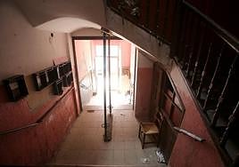 Portal de avenida de Navarra, 16, en el que se produjo la violación grupal a dos menores de 12 y 13 años en Logroño.