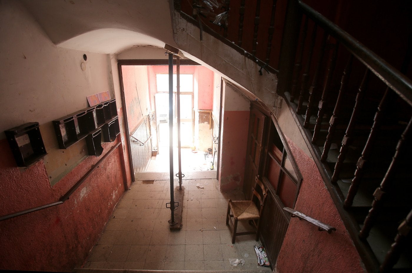 Portal de avenida de Navarra, 16, en el que se produjo la violación grupal a dos menores de 12 y 13 años en Logroño.