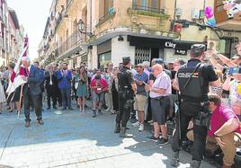 Agentes de la Policía en uno de los eventos característicos de las fiestas patronales logroñesas, la procesión de los banderazos.