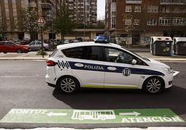 Un coche patrulla de la Policía Local de Vitoria.
