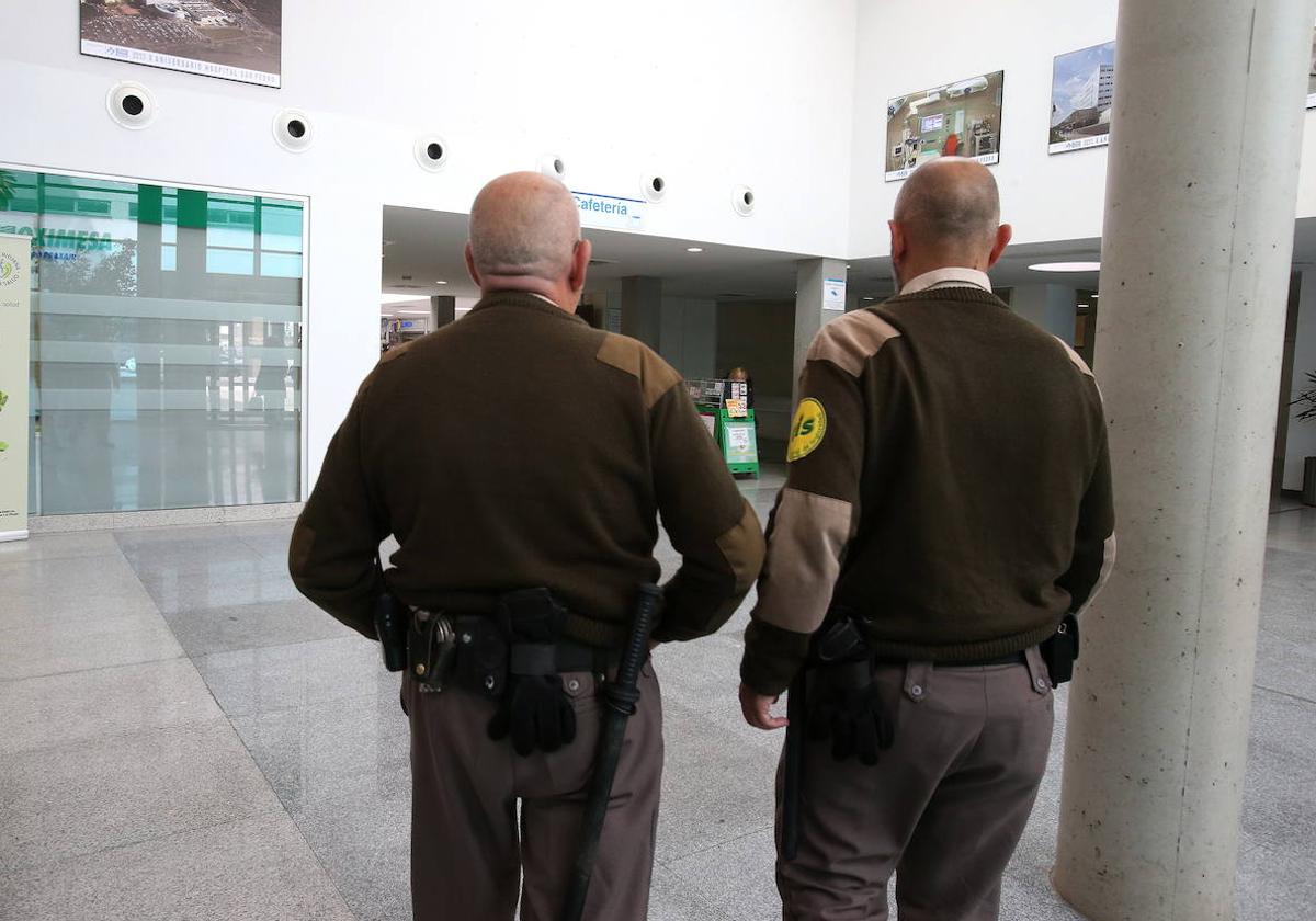 Vigilantes en el hospital San Pedro, en una imagen de archivo.