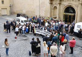 Concentración por la dignidad de la abogacía riojana frente al Parlamento.