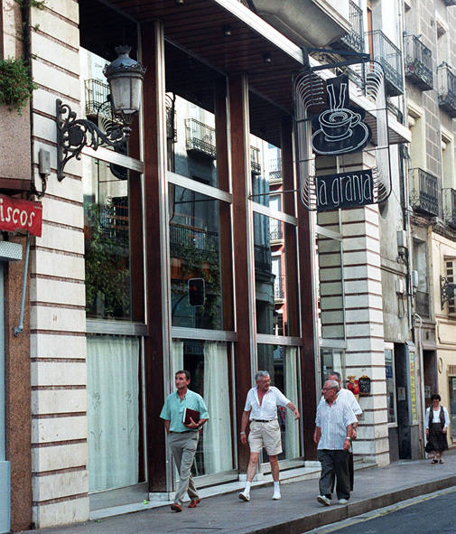 La Granja, a finales de los 90, con su icónico letrero y su acristalada fachada.