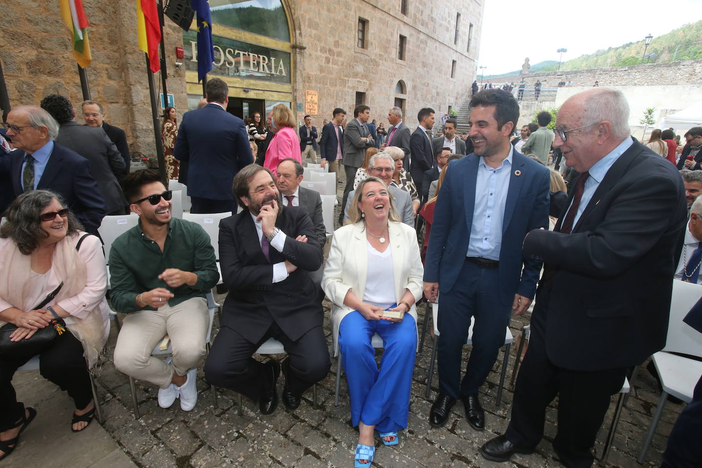 Los consejeros Eva Hita, Álex Dorado y Pedro Uruñuela conversan con invitados antes del comienzo del acto en San Millán.