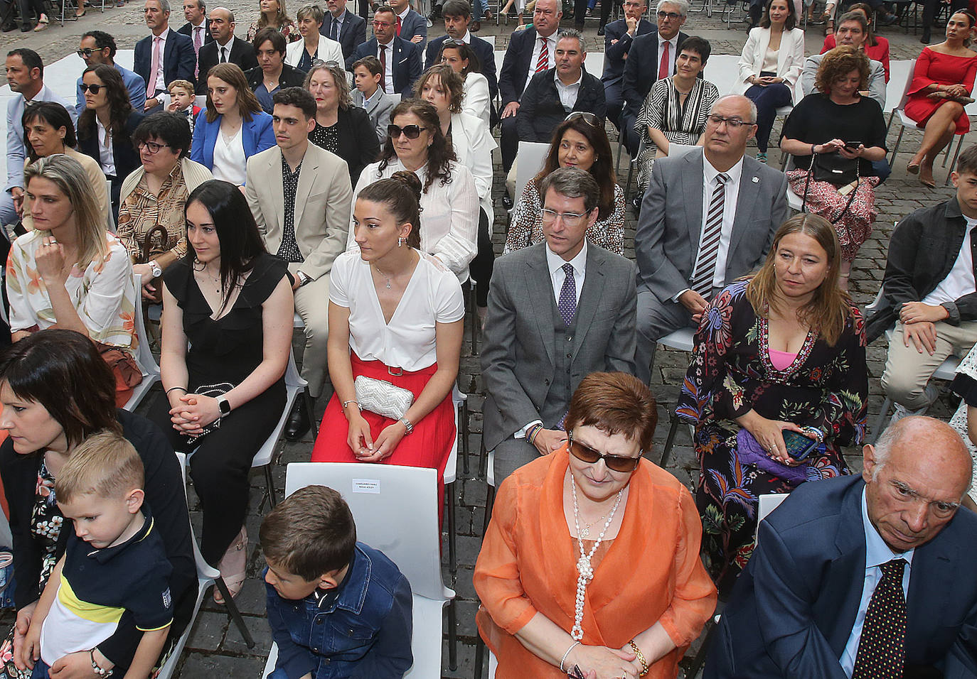 Asistentes al acto institucional del Día de La Rioja en el monasterio de Yuso, con Gonzalo Capellán, presidente electo, en el centro.