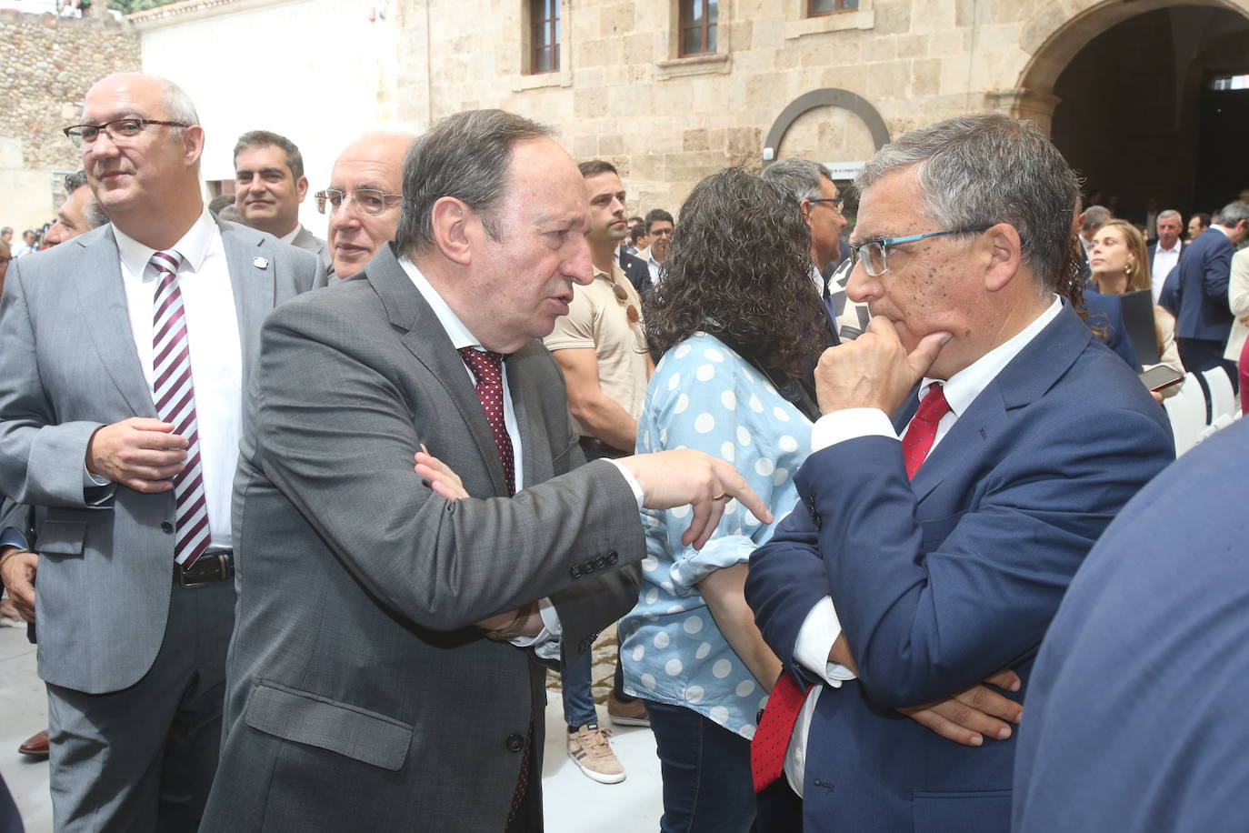 Pedro Sanz, expresidente del Gobierno de La Rioja, charla con Pablo Rubio, consejero en funciones de Servicios Públicos.