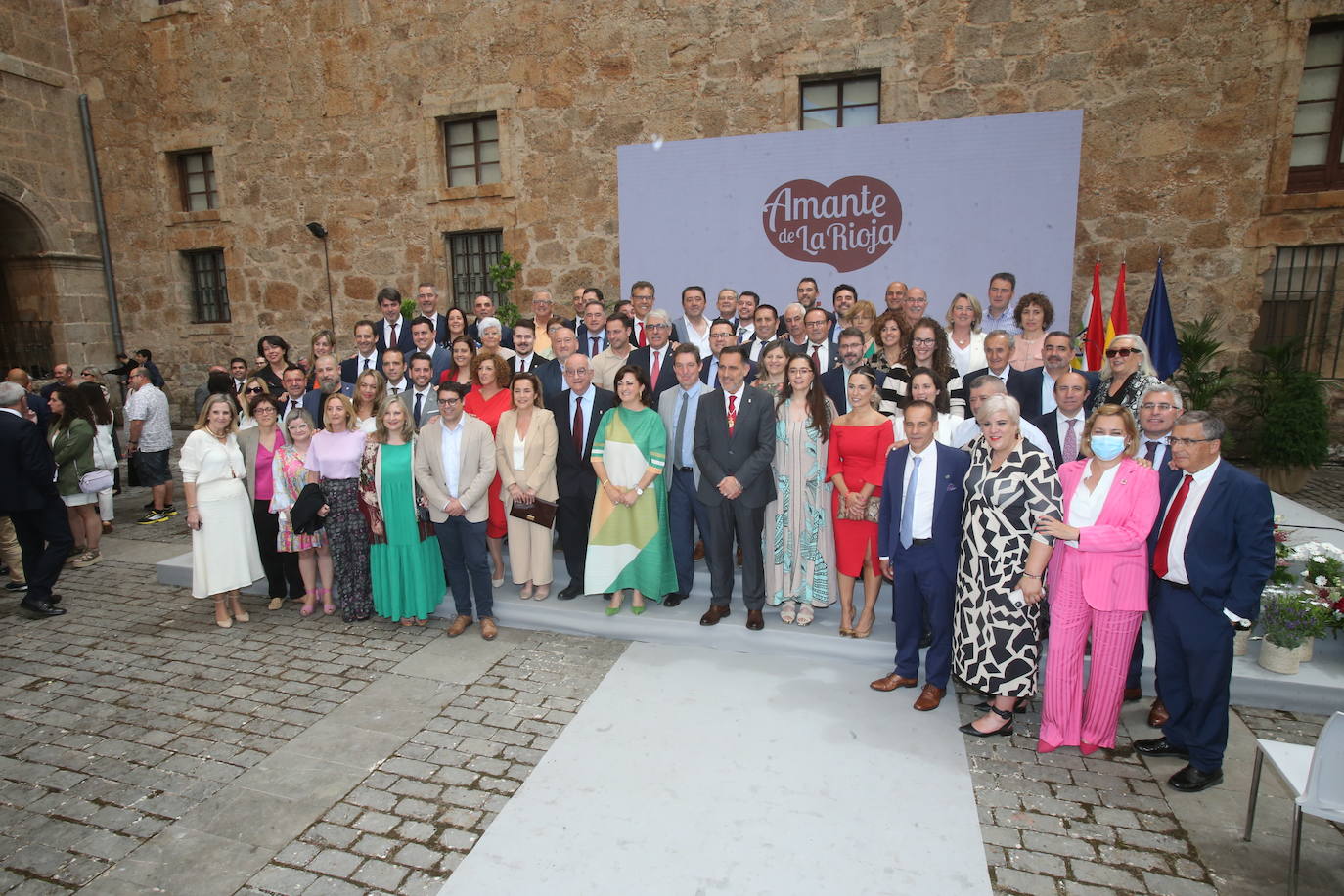 Foto de familia de los socialistas en el patio del monasterio de Yuso.