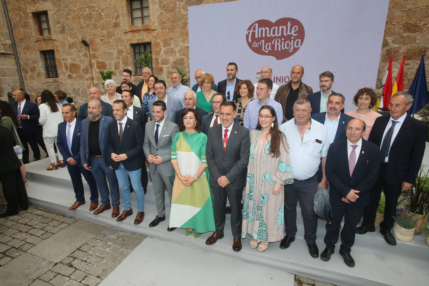 Concha Andreu y Jesús María García, presidente del Parlamento, con alcaldes y representantes locales.