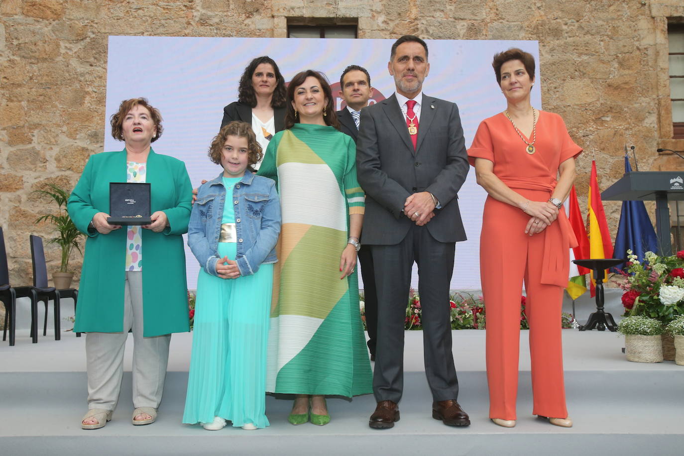 La presidenta de La Rioja, Concha Andreu, y el presidente del Parlamento, Jesús María García, junto a los representantes del Haro Voley (Medalla de La Rioja) y María Vargas (Riojana Ilustre).