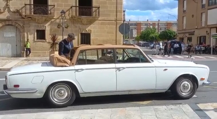 Javi Martínez llega a la iglesia de Fuenmayor para casarse