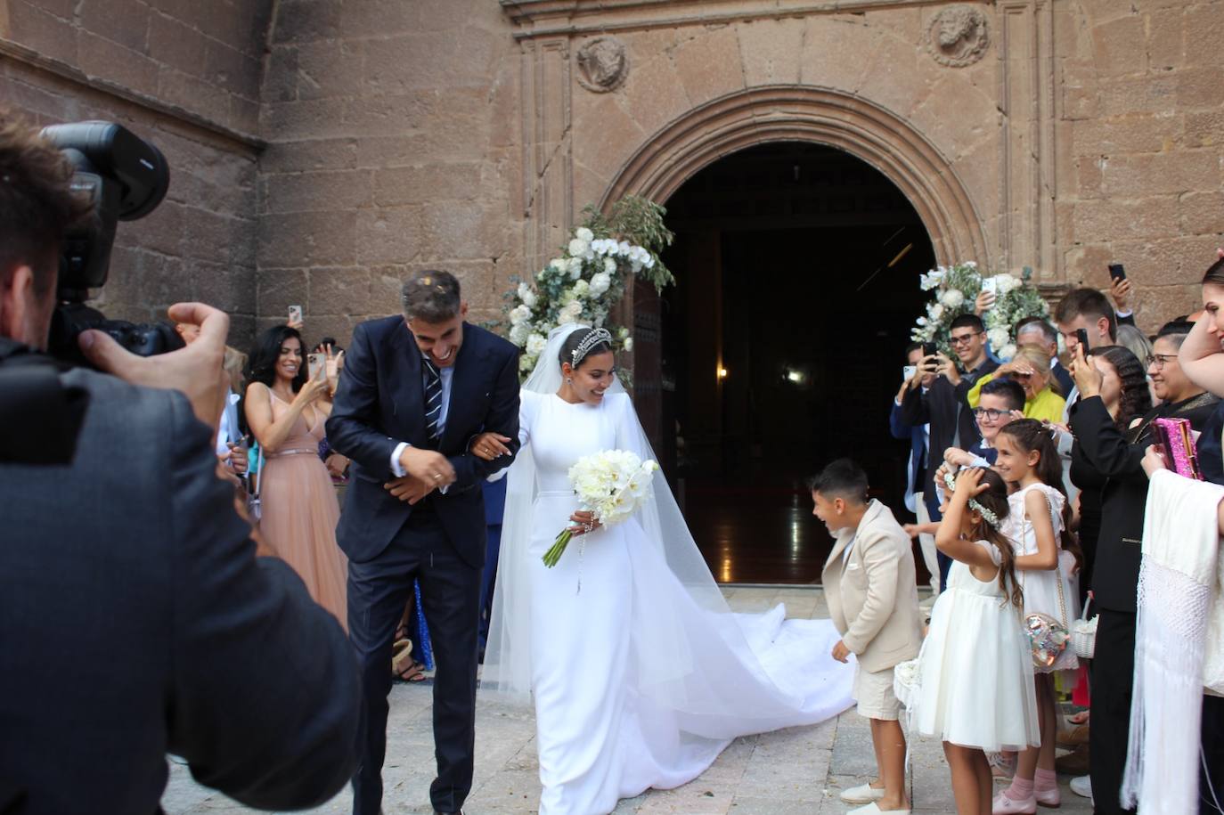 Javi Martínez y Aline Brum, como marido y mujer, a la salida de la iglesia