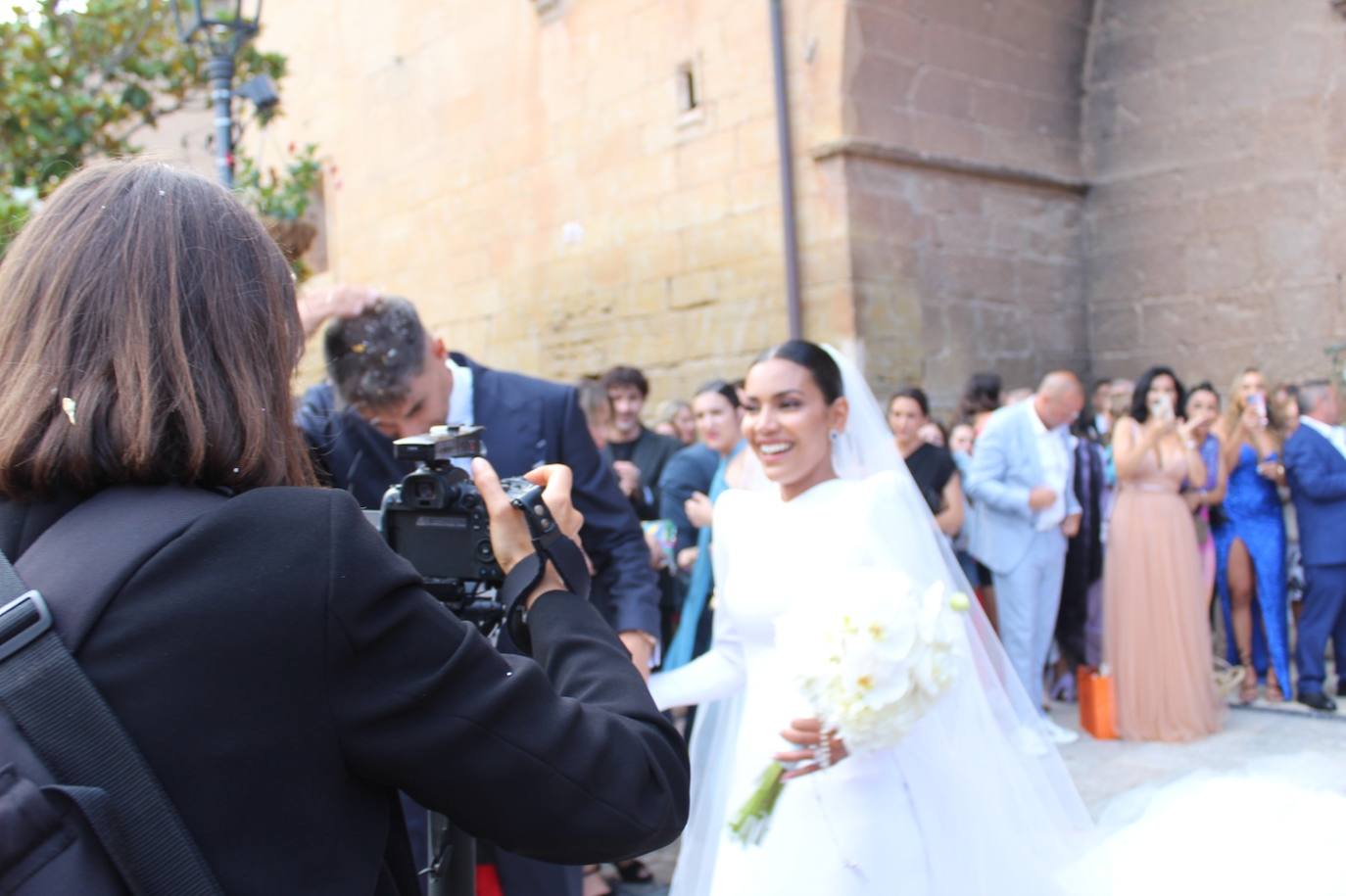 Javi Martínez y Aline Brum, como marido y mujer, a la salida de la iglesia