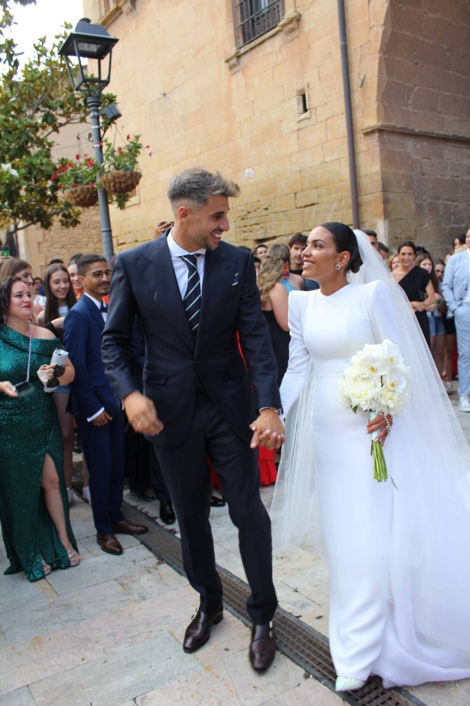 Javi Martínez y Aline Brum, como marido y mujer, a la salida de la iglesia