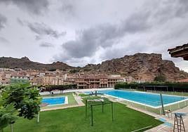 Vista de la piscina olímpica y la mediana de Cervera el jueves, durante los preparativos de apertura.
