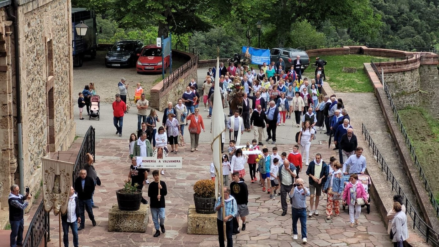 Llegada de la mula Capitana al monasterio de Valvanera, con la Virgen a sus lomos y toda la comitiva de Torrecilla sobre Alesanco acompañándola.