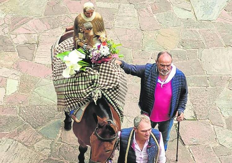 Imagen principal - La Capitana sube a Valvanera 500 años después