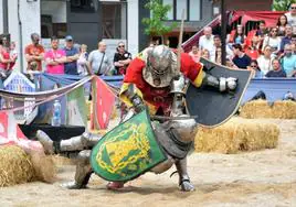 Combate medieval de espadas en la Plaza Ángel Bayo
