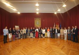 Los galardonados, con la Corporación, tras el acto de entrega de las insignias de San Bernabé.