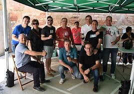 Un grupo de pradejoneros, ayer en la cata del barrio San Toñín.