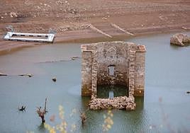 Ruinas del antiguo pueblo de Mansilla emergen en un pantano con muy poca reserva.