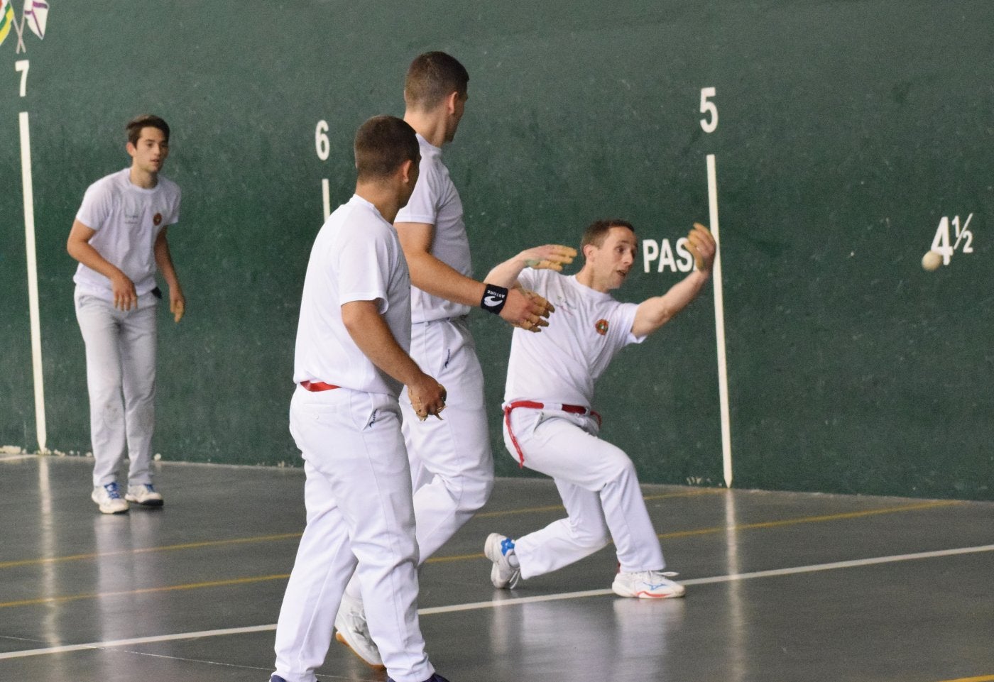 Javi García golpea de zurda la pelota ante las miradas de Peso, Titín V y Capellán, en la zaga.