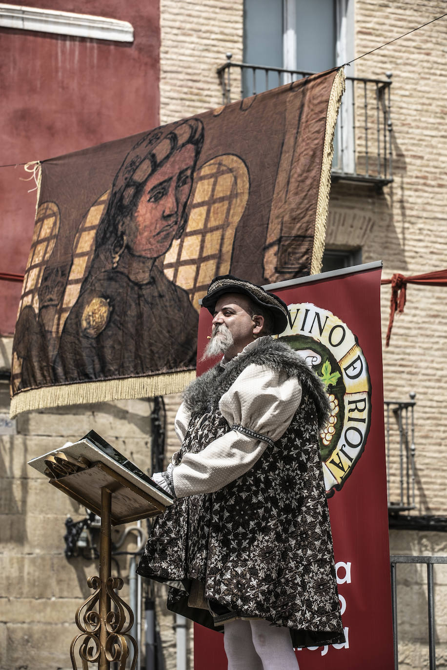 Llegada de Carlos V y entrega de la flor de lis