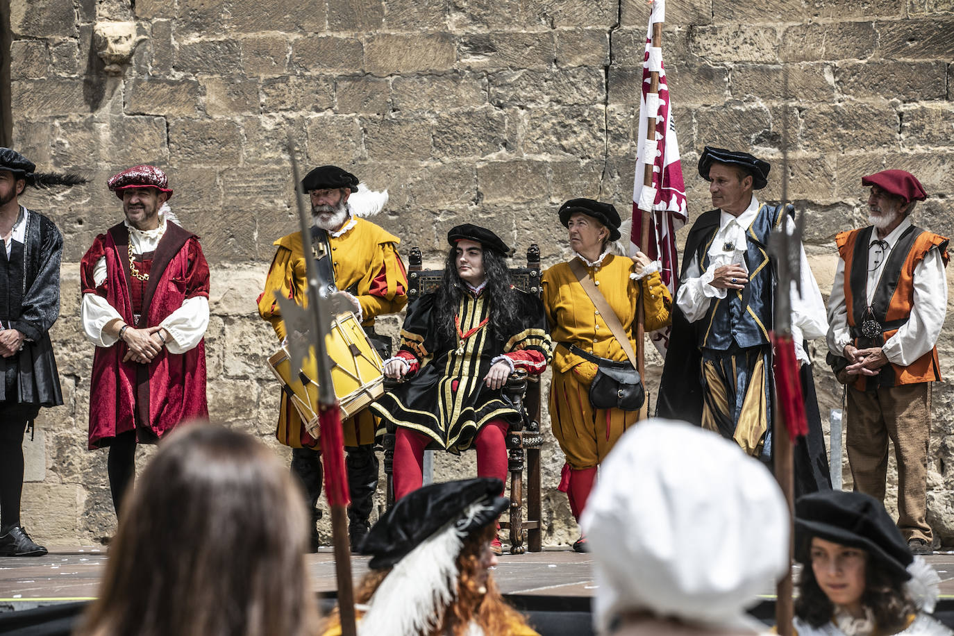 Llegada de Carlos V y entrega de la flor de lis