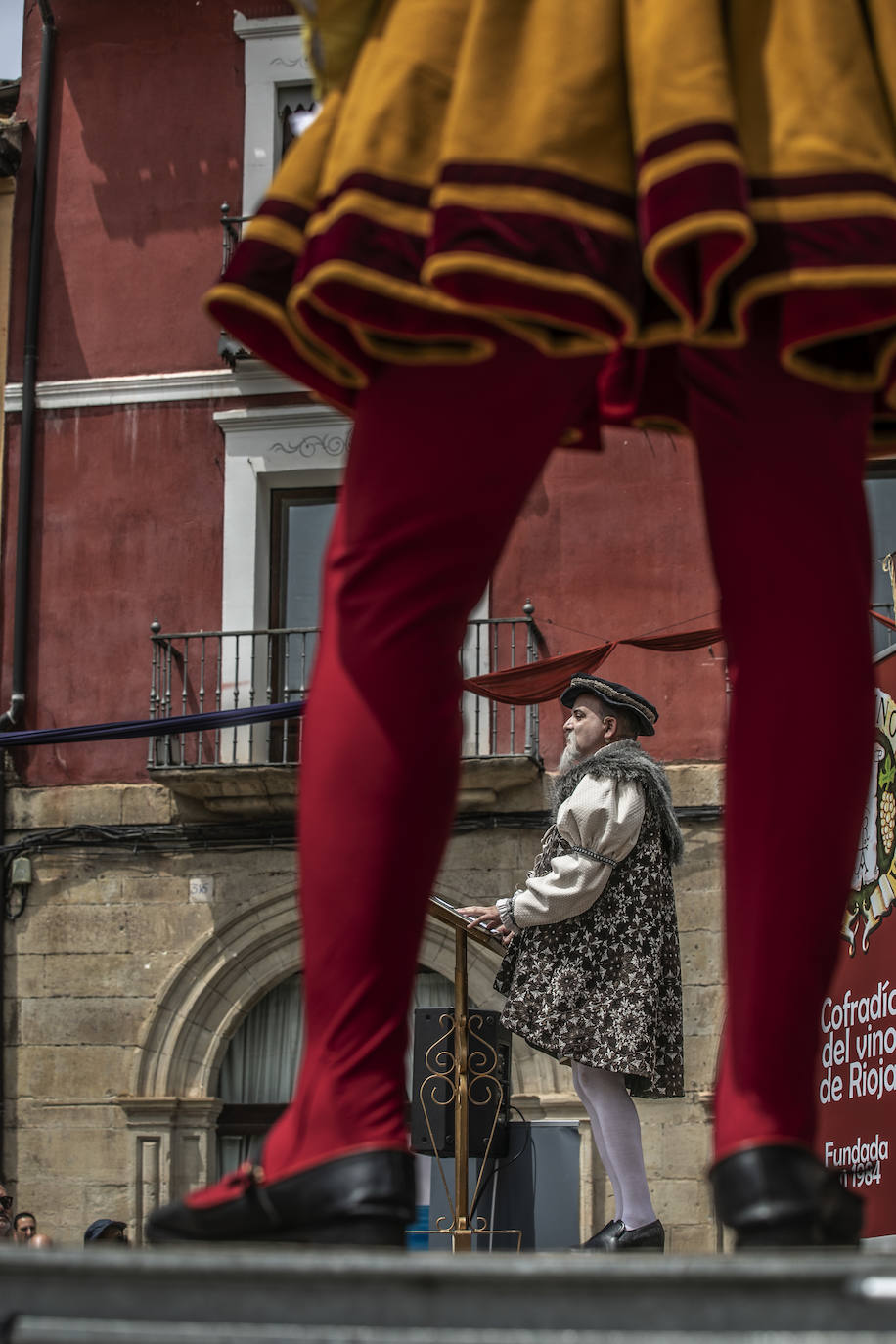 Llegada de Carlos V y entrega de la flor de lis