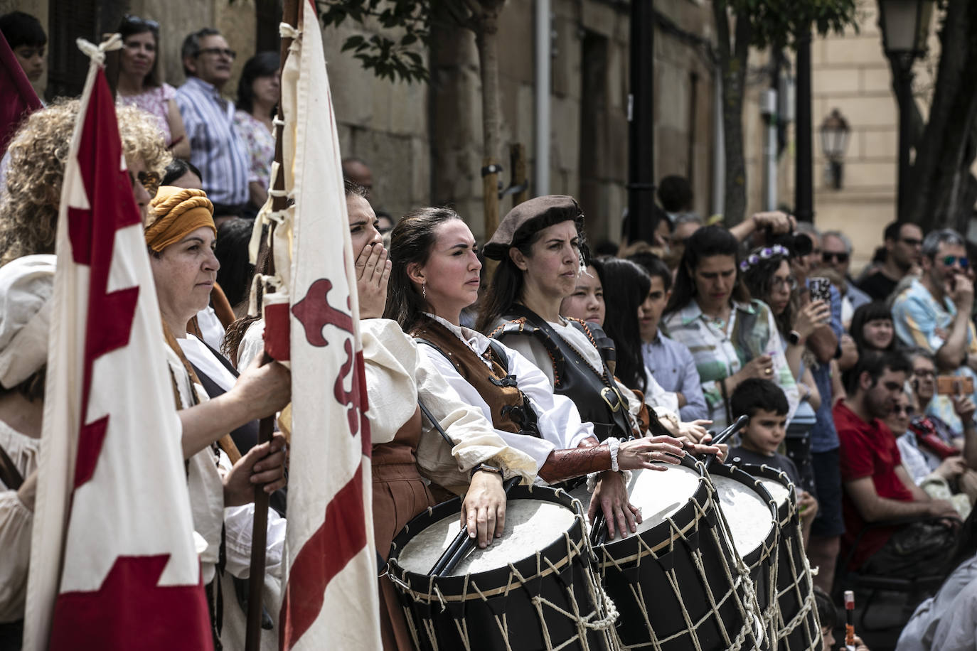 Llegada de Carlos V y entrega de la flor de lis