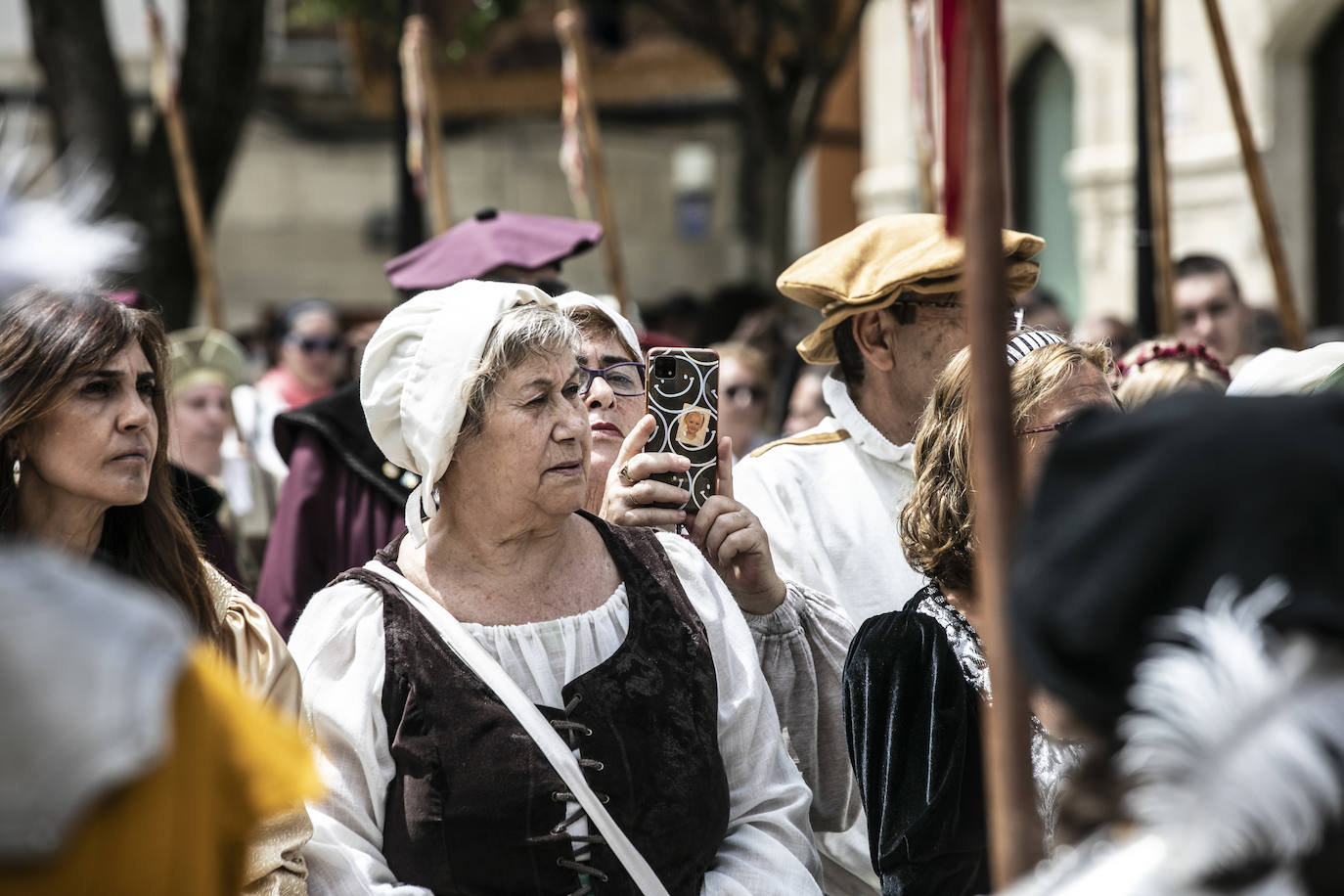 Llegada de Carlos V y entrega de la flor de lis