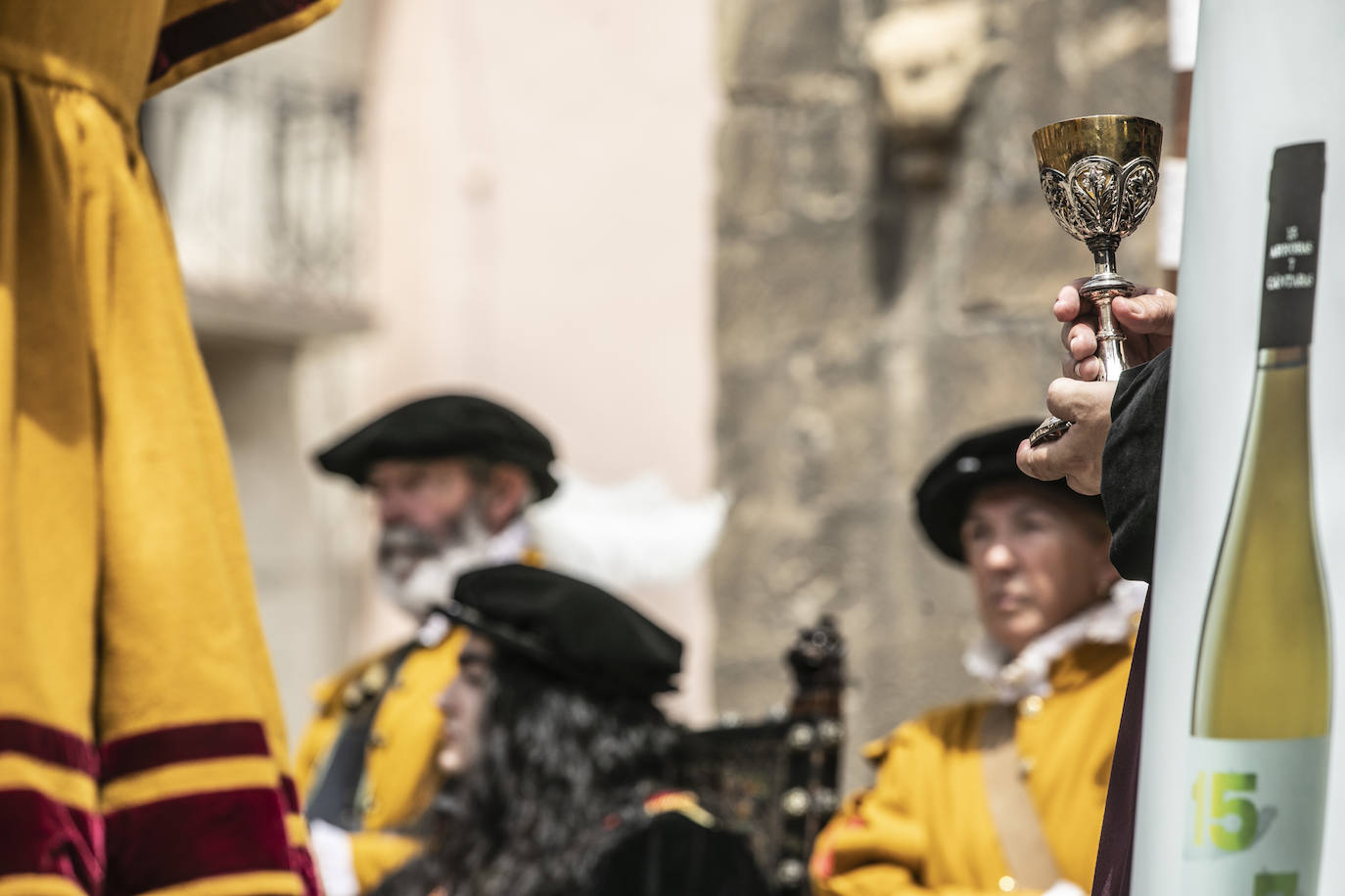 Llegada de Carlos V y entrega de la flor de lis