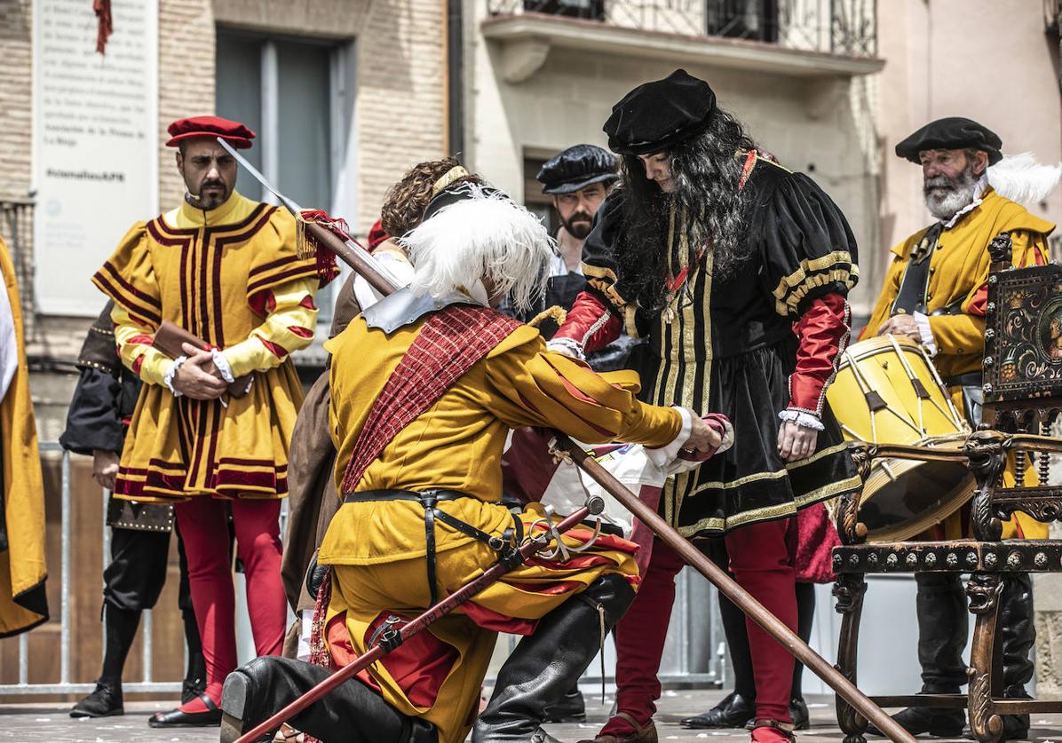 Llegada de Carlos V y entrega de la flor de lis