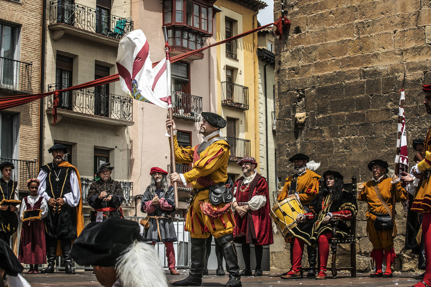 Llegada de Carlos V y entrega de la flor de lis