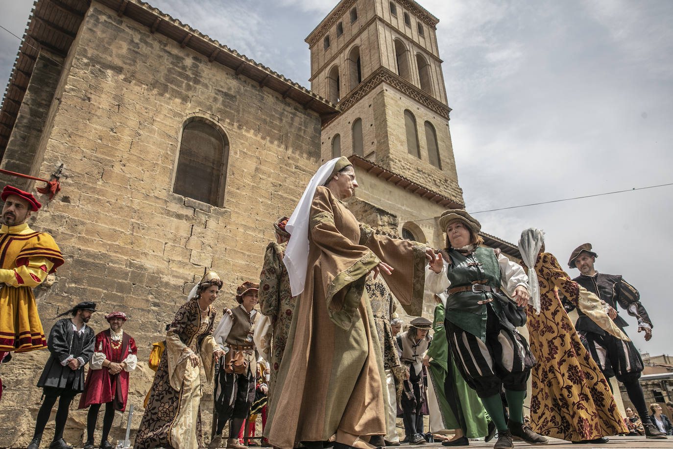 Llegada de Carlos V y entrega de la flor de lis