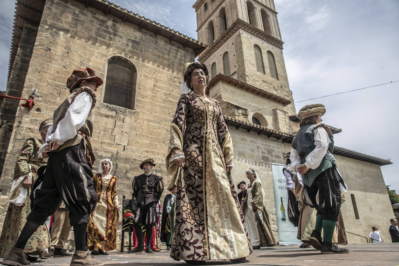 Llegada de Carlos V y entrega de la flor de lis