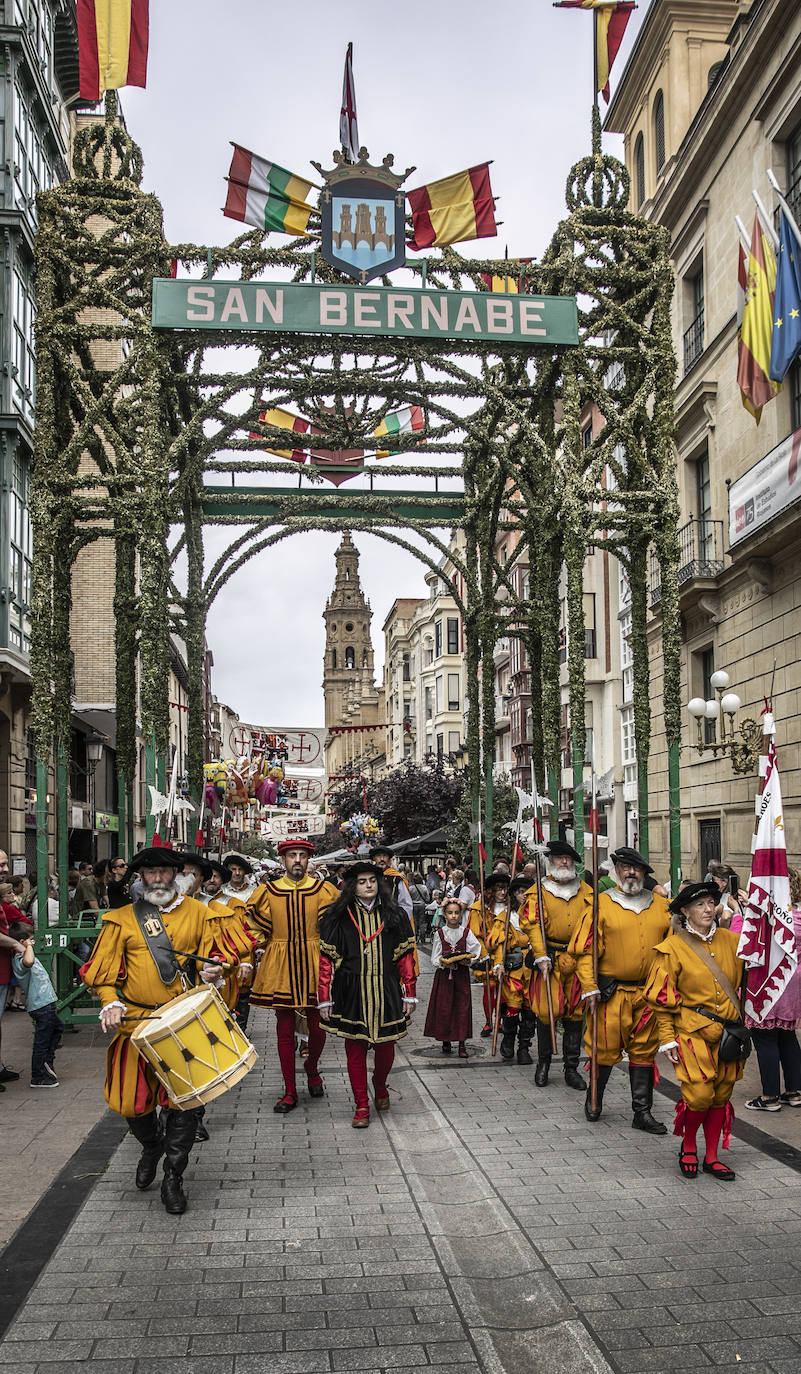 Llegada de Carlos V y entrega de la flor de lis