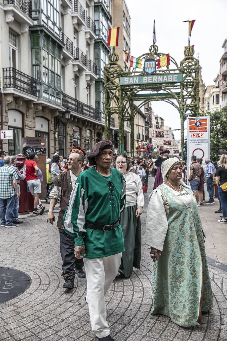 Llegada de Carlos V y entrega de la flor de lis