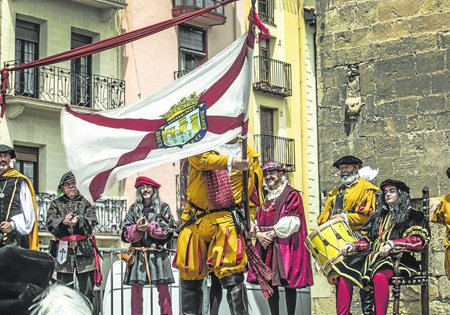 Banderazos una vez que el escudo tuvo sus flores de lis.